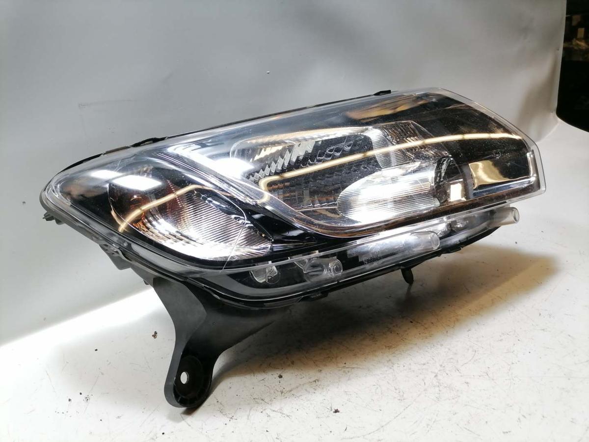 Dacia Sandero 2 original Scheinwerfer vorn rechts Halogen Halter oben abgebrochen Bj.2016